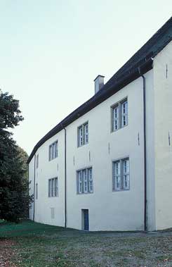 Die nrdliche Auenwand des heutigen Schlosses, Blick nach Osten. Foto Roland Pieper, 2002.