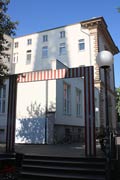 Markierung des Verlaufs der Domburgbefestigung an der Domgasse durch ein Kunstwerk von Daniel Buren