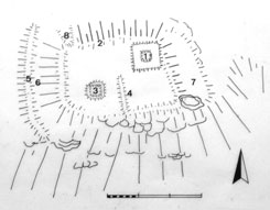 Die Reste des Bergfrieds von S; Foto: B. Ernst (1988)