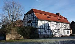 Geseke, Burg Strmede, Das Hohe Haus von Sdwesten. Foto: Eismann 2011