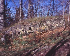 Restaurierter Mauerrest auf dem unteren Teil des Nordfelsens (H. Wagner 15.11.2006).