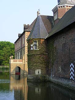 Eckturm der Vorburg mit Schiescharte J. Friedhoff 2010