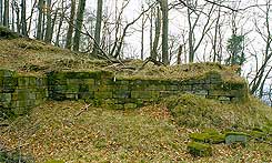 Burgruine Hohenfels (Donnersberg), Mauer in der Unterburg, 2002 (Aufnahme Ulrich Burkhart, Pflzisches Burgenlexikon Bd. II (2002), S. 393