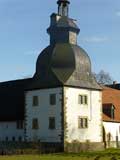  Der in der Vorburg integrierte alte Wehrturm der Burg. Foto Eismann 2015