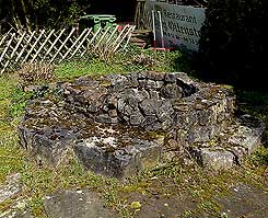 Ein Brunnen zwischen den beiden Burggebuden. Foto Eismann 2016