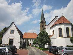 Die heutigen Gebude und die Kirche auf dem ehemaligen Burggelnde. Foto Frank Both, Mai 2016.