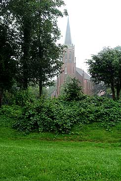 Der rekonstruierte Befestigungswall mit der ehemaligen Klosterkirche im Hintergrund (Foto Eismann 2016)