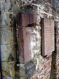 Obrigheim, Gleitrinnen eines Fallgatters als Rest von Torhaus oder Torturm (Thomas Steinmetz,2011)