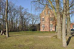 Blick nach Nordwesten auf das frhneuzeitliche Schloss; die mittelalterliche Burg ist nicht erhalten, ihr Standort wird auf dem Areal des Schlosses angenommen (M. Jansen 2017)