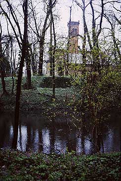 Burggraben mit Innenwall und dem Herrenhaus aus der Mitte des 19. Jh. im Hintergrund, von N. Foto T. Budde 2003