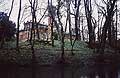 Burggraben mit Innenwall und dem Herrenhaus aus der Mitte des 19. Jh. im Hintergrund, von NW. Foto T. Budde 2003