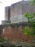 Zwinger- und Schildmauer mit Zugang zur Hauptburg, Foto: D. Barz (2005)