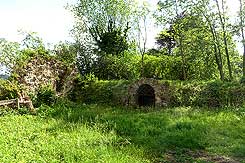 Windhausen, Erbbegrbnis und frherer Bergfried. Foto Eismann 2017