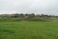 Die Gelndekante zur Burg auf dem Weinberg von Westen. Foto Eismann 2017