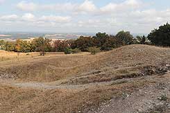 Der Wall zwischen Vor- und Hauptburg von Sden (Foto Eismann 2018)