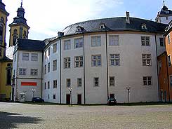 Schlosskirche mit anschlieenden mittelalterlichen Teilen des Schlosses. Foto von Dr. Jens Friedhoff 2010.