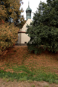 Blick durch den Graben auf die Kapelle (Foto Eismann 2018)