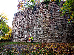 Pforzheim Dillweienstein, sog. Burg Krheneck, Ansicht der Schildmauer von Sdwesten, Foto: Christoph Engels (2020).