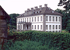 Klassizistisches Herrenhaus an der Stelle einer sptmittelalterlichen Wasserburg. Foto: M. Rasch 2000