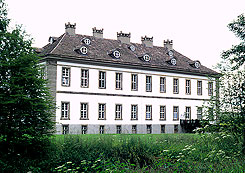 Klassizistisches Herrenhaus an der Stelle einer sptmittelalterlichen Wasserburg. Foto: M. Rasch 2000