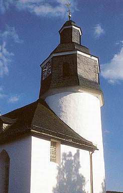 Flankenturm der Burg, seit 1602 Glockenturm der Kirche, Foto: J. Friedhoff (2002)