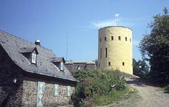 Rekonstruiertes Vorburggebude. Im Hintergrund die Hauptburg, Foto: J. Friedhoff (2004)