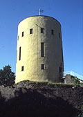 Frei rekonstruierter Bergfried, Foto: J. Friedhoff (2004)