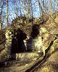 Kernburg mit Burgbrunnen und darber gelegenen Resten des Wohnturms, Foto: J. Friedhoff (2002)