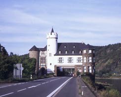 Feldseite der Hauptburg mit Bergfried, Foto: J. Friedhoff (1993)