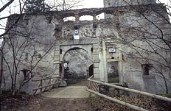 Die Vorburg mit dem ueren Tor. Foto: Thomas Khtreiber (2002)