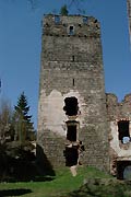 Der nrdliche Bergfried von der Hofseite. Foto: Thomas Khtreiber (2002)